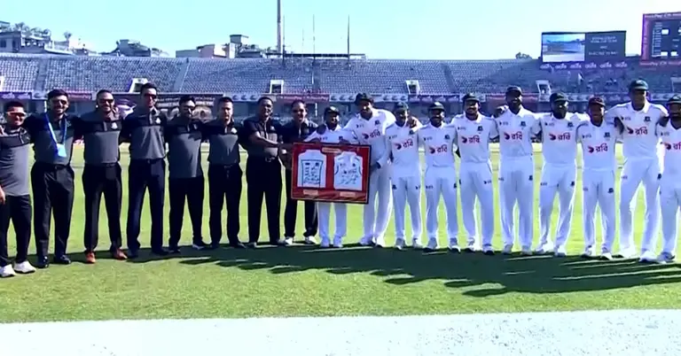 ম্যাচ শুরুর আগে সতীর্থদের সঙ্গে মুশফিকুর রহিম